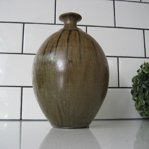 7,25" sällsynt vintage signerad Powning 1981 keramik ogräsvas krage droppdesign fläckig glasyr kanadensisk konst minimalistisk naturalist platt topp museum