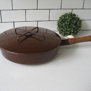 1.7&#39; XL Rare Vintage Enameled Steel Dansk Kobenstyle France IHQ Pecan Cooking Pot & Lid Jens Quistgaard Retro mod solid wood handle chef