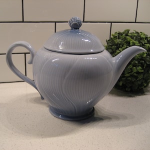 10.5&quot; XL Vintage Mikasa Spring Cornflower Blue figural finial round Teapot Incised lotus leaf subtle ombre Larry Laslo Japan garden party