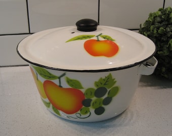 Vintage emaillierter Zinn Kochtopf Weiß Schwarz Orange Obst Grün Blätter Trauben Made in Hong Kong Retro Bauernhaus Küche Hygge Cottage Chic