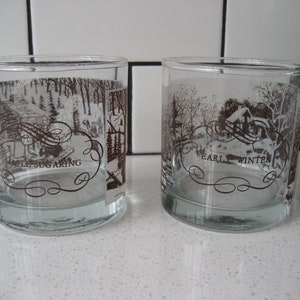 Paar Vintage Frühwinter Ahorn Sugaring Lowball Gläser Currier und Ives rustikale Landhaus Kabine Skihütte Holzfäller Geschenk für Paare