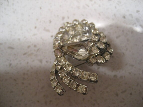 Vintage Spiral Rhinestone Pin Pear Shaped Centre … - image 4