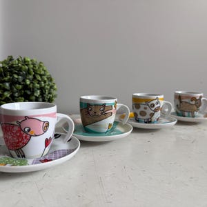 Juego de 8 tazas de café espresso vintage Progetto Tognana, platillo, porcelana italiana de Treviso, con ilustraciones de cerdo, gato, perro, vaca, huellas, flores y árboles.