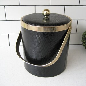 Vintage Georges Briard signierter Eiskübel Goldton Metall gepolstertes Faux Krokodil Mad Men Stil Retro moderne Hausbar Warenkorb Geschenk Namensschild
