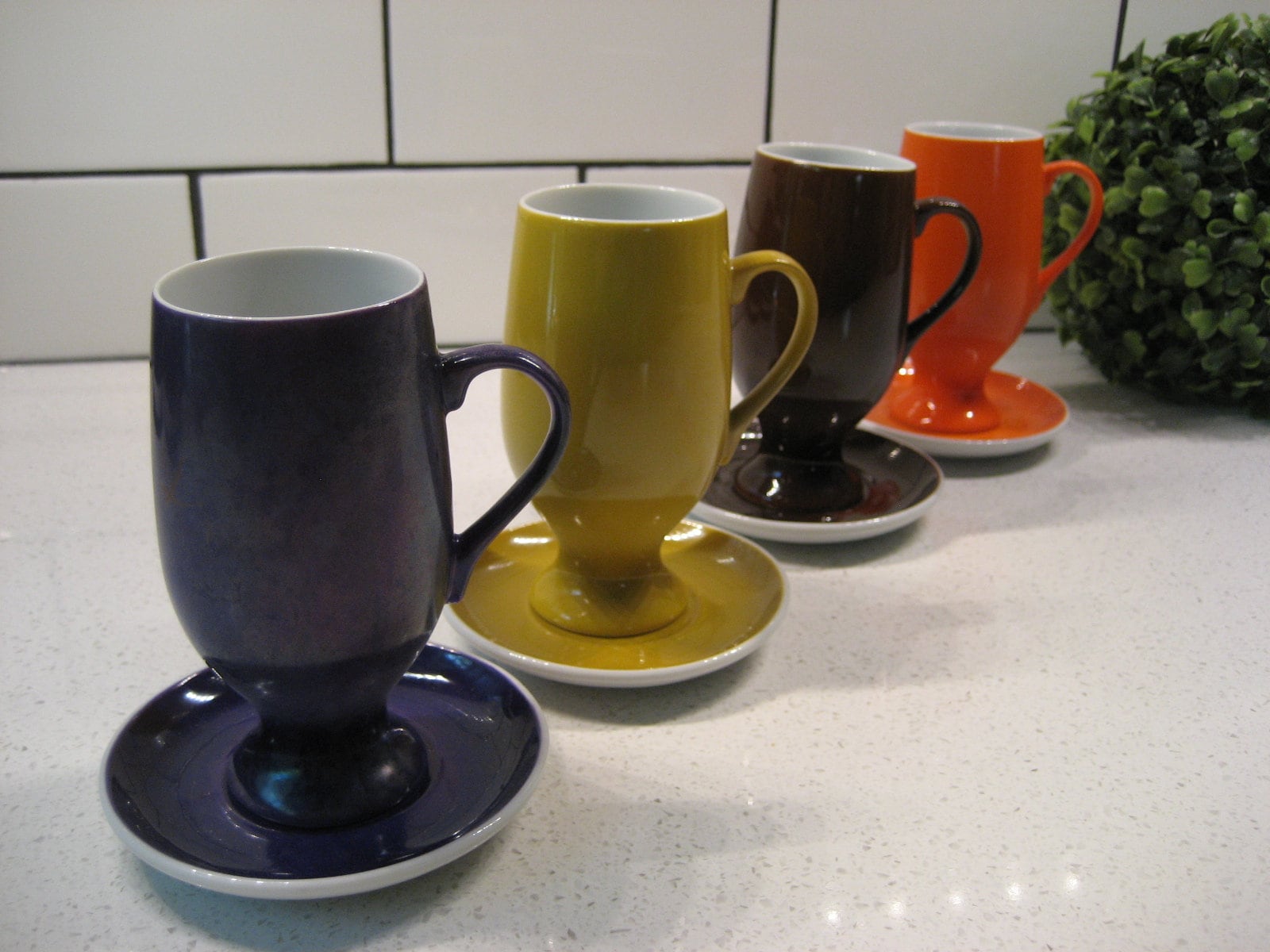 Juego de 8 tazas de café expreso con base Tackett de LaGardo vintage, platillo Duos Schmid de porcelana, estilo retro, Japón Diablo morado, amarillo, marrón y naranja