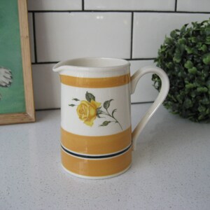5 ”Vintage Sadler Mini Milchkännchen Kleiner Krug Krug Ahornsirup Senf Gelb Bänder Rosen Schwarz Nadelstreifen England Holzlöffel Halter retro