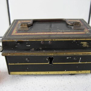 CHOICE Vintage Tin Banker&#39;s Box English Make vignette essential red black gold paint moveable handle locking desk gift storage office retro