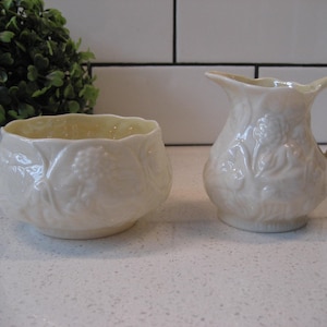Vintage Belleek Finest Porslinsset med grädde och socker, tillverkat i Irland, präglat 6:e märke cirka 1965-80, fjäderlätt, speciell present till bröllop, lyxigt