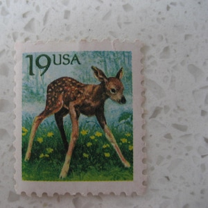 Sello postal vintage sin usar de cervatillo, sello postal de primavera de EE. UU., baby shower, bosque, naturaleza, dientes de león, franqueo retro, devolución al remitente, regalo de animal