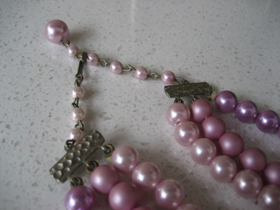 Vintage Triple Strand Graduated Faux Pearl Neckla… - image 3