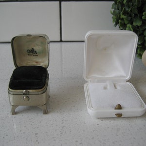 CHOICE Presentation Ring Box Vintage White textured plastic velvet Engagement Display Antique Crest Quality Nickel on legs black velvet
