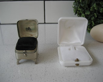 WAHL Präsentation Ring Box Vintage Weiß strukturierten Kunststoff Samt Engagement Display Antique Crest Qualität Nickel auf Beinen schwarzem Samt