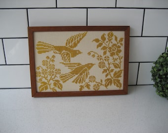 10,5 "Vintage exotisches Vogellaub handgefertigt Kreuzstich Crewel Art MCM Custom Massiver Teakholz-Walnussrahmen boho naturalist gallery chinoiserie