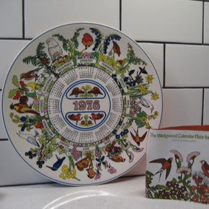 Vintage 1976 Wedgwood Queen's Ware Calendar Plate Original Leaflet Limited Edition Starannie wykonany, klasyczny prezent z ptakiem i rośliną miesiąca