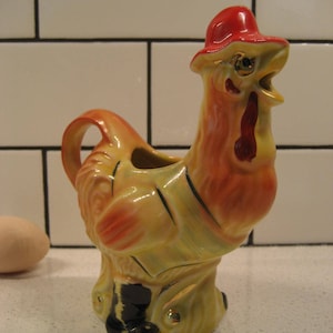 6,5 "Weinlese-Hahn-Milchkännchen Vase Regal China Brille Roter Hut Stiefel Handgemalte alte MacDonald's Farm Ahornsirupkrug gemütliches Cottage