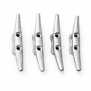 Puede incluir: Cuatro cornamusas plateadas para barcos dispuestas horizontalmente sobre un fondo blanco. Cada cornamusa tiene una sección central con dos agujeros y una base curva. Las cornamusas son cónicas y de temática náutica.