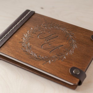 Libro degli ospiti personalizzato per matrimonio in stile rustico con corona e il tuo nome rilegato in pelle, ottimo per conservare i ricordi degli ospiti, regalo versatile