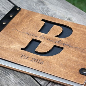 Libro de visitas de boda personalizado, libro de visitas con monograma personalizado, libro de visitas de madera con nombres de pareja grabados y fecha de boda.