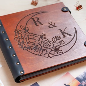 Álbum de fotos de madera personalizado, álbum de fotos de boda floral, álbum de recortes rústico con grabado de monograma, libro de fotos de boda personalizado, regalo perfecto