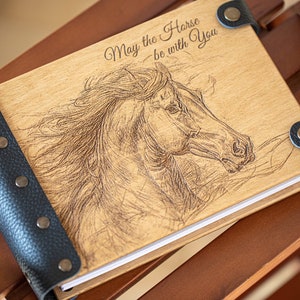Album fotografico in legno con cavallo, album fotografico inciso, album di ritagli, regalo per amanti dei cavalli, album fotografico personalizzato, libro dei ricordi delle corse di cavalli