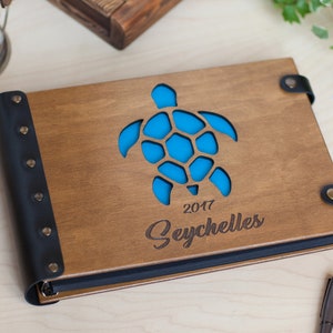 Álbum de fotos de madera Aventuras de vacaciones con monograma de tortuga y sus nombres Álbum de recortes de luna de miel tropical Diario de viaje personalizado