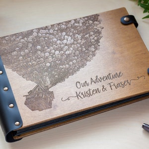 Libro de aventuras de madera grabado con sus nombres y fecha importante, hecho de madera contrachapada y encuadernado en cuero. Un gran regalo para bodas o aniversarios.
