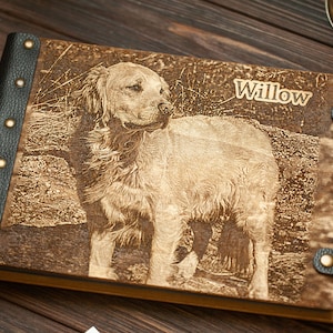 Puede incluir: Un &aacute;lbum de fotos de cuero marr&oacute;n con una imagen grabada con l&aacute;ser de un perro golden retriever. El nombre del perro, "Willow", est&aacute; grabado en la portada.