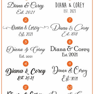 Puede incluir: Diez opciones de fuente diferentes para un letrero personalizado con el texto "Diana & Corey Est. 2021". Las fuentes se muestran en una cuadr&iacute;cula con un n&uacute;mero junto a cada fuente.