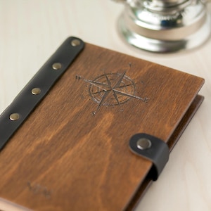 Caderno de esboços personalizado com bússola, caderno de viagem, caderno de madeira natural com nomes personalizados, presente ideal para anotações de viagem para amigos
