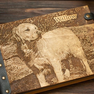 Puede incluir: Un &aacute;lbum de fotos encuadernado en cuero marr&oacute;n con lomo de cuero negro y remaches met&aacute;licos. La portada presenta una imagen grabada con l&aacute;ser de un perro golden retriever con el nombre "Willow" grabado sobre la imagen.
