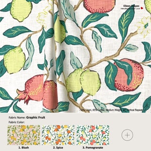 Könnte beinhalten: Graphic Fruit Stoff in drei Farbvarianten: Blush, Spice und Granatapfel. Der Stoff zeigt ein sich wiederholendes Muster aus Zitronen, Granatäpfeln und Blättern auf weißem Hintergrund. 55% Leinen, 45% Baumwolle, mittleres Gewicht, 27 cm vertikale Wiederholung.