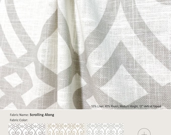 Puede incluir: Primer plano de una tela blanca con un patrón geométrico gris. La tela se llama "Scrolling Along" y está disponible en tres colores: Gris paloma, Latte y Mármol. La tela es 55% lino y 45% rayón, tiene un peso medio y una repetición vertical de 30 cm.