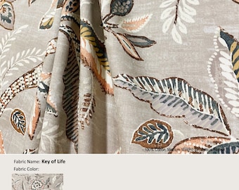 Schlüssel des Lebens; Farbe Blush; Jacobean Blumenblume Rosa Grau Grau; Vorhang, Volant aus Baumwolle; Gefaltetes, gefüttertes Vorhangpanel, das als Upgrade angeboten wird