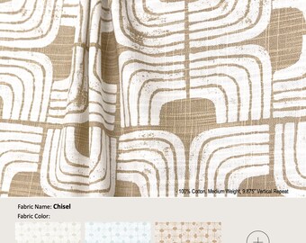 Puede incluir: Una muestra de tela con un patrón geométrico en blanco sobre un fondo beige. La tela se llama "Chisel" y está disponible en tres colores: Fog, Snowy y Nomad. La tela es 100% algodón, de peso medio y tiene una repetición vertical de 9,875 pulgadas.