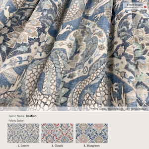 Può includere: Primo piano del tessuto Bastian in colore denim. Il tessuto è 100% cotone e di peso medio, con un motivo verticale di 62,2 cm. Il design presenta un motivo paisley nei toni del blu, beige e grigio. L'immagine mostra anche il nome del tessuto e le opzioni di colore.