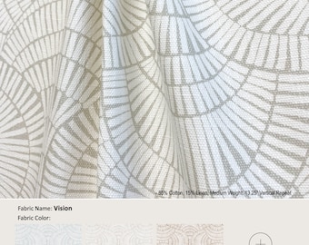 Puede incluir: Una muestra de tela con un patrón geométrico de círculos blancos sobre un fondo beige claro. La tela se llama "Vision" y está disponible en tres colores: Snowy, Fog y Nomad. La tela es 85% algodón y 15% lino, tiene un peso medio y una repetición vertical de 13,25 pulgadas.