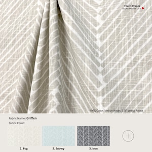 Könnte beinhalten: Nahaufnahme eines beigefarbenen Stoffes mit weißem Chevron-Muster. Der Stoff ist 100% Baumwolle, mittelschwer und hat eine vertikale Wiederholung von 8,25 cm. Der Stoffname ist Griffen und die Farbmöglichkeiten sind Fog, Snowy und Iron.