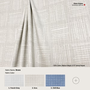 Puede incluir: Primer plano de una tela gris con un patrón geométrico blanco. La tela se llama "Brave" y está disponible en tres colores: gris francés, crudo y azul frío. La tela es 100% algodón, de peso medio y tiene una repetición vertical de 17,1 cm.