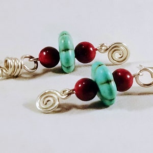 Türkis Stein Blume, roter Quarzit, gehämmert Sterling Silber Spule, Spirale Ohrringe