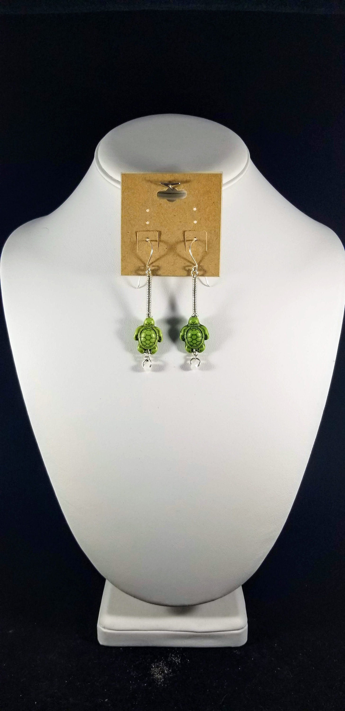 Orecchini A Perno In Argento 925 Con Tartaruga E Cristalli Verdi – Gioielli Katy Craig Ltd In Confezione Regalo