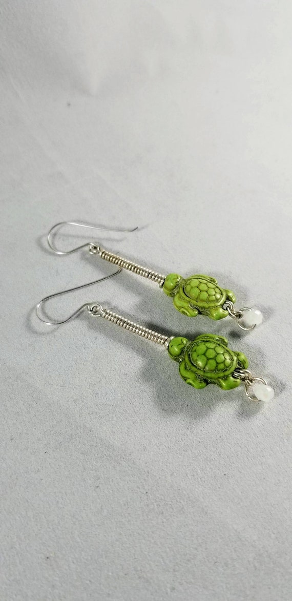 Orecchini A Perno In Argento 925 Con Tartaruga E Cristalli Verdi – Gioielli Katy Craig Ltd In Confezione Regalo