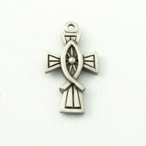 Peut inclure: Pendentif en argent en forme de croix avec un symbole de poisson à l'intérieur. Le symbole du poisson a un cercle au centre.