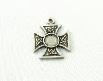 1X  Iron Cross with Blank Center Pewter Charms/Pendants