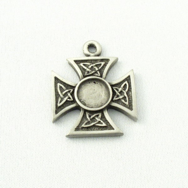 1X  Iron Cross with Blank Center Pewter Charms/Pendants