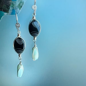 オニキスとブルーペルー産オパールの宝石イヤリング（アルジェンティウム スターリングシルバー）