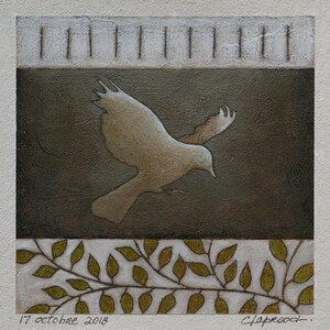 May include: A square painting featuring a central dark brown panel with a light-colored bird in flight. The top border is white with vertical brown lines, and the bottom border is white with a pattern of gold leaves. Text reads 17 octobre 2018.