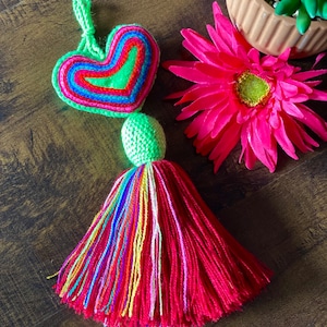 Colorido corazón bordado mexicano Pom Pom