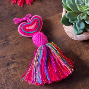 Colorido corazón bordado mexicano Pom Pom