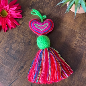 Colorido corazón bordado mexicano Pom Pom