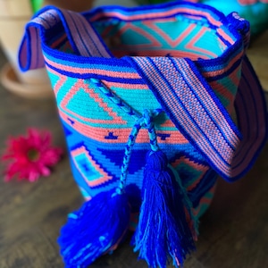 Colombian Crossbody Handmade Wayuu Bag. Colorful Mochila. Artisanal Handwoven Shoulder Purse. Tapizada Crochet Mochila.